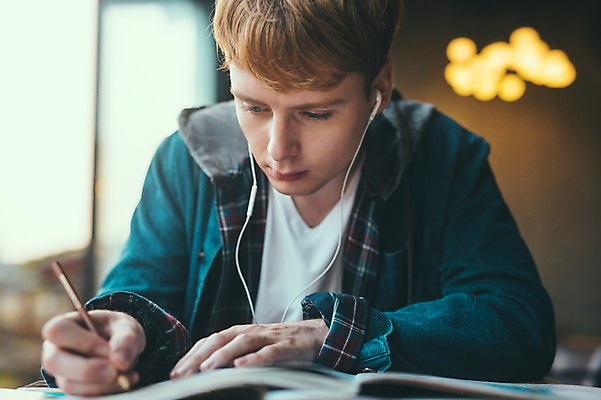 포토 JPG 서양인 외국인 남자 맨라이프 이어폰 여행 휴식 실내 한명 들기 앉기 상반신 20대 성인 앞모습 제주도 연필 카페 기록 성인남자한명만 국내포토 1 라이프스타일 뷰포인트 음향기기 컨셉 모션 학용품 한국 사람 인종 청년 내부 필기구 상점 남자한명만 성인남자만 파일형식