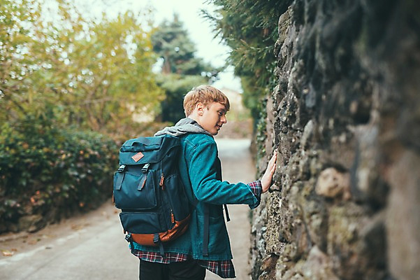 포토 JPG 주간 서양인 외국인 남자 맨라이프 여행 배낭 한명 상반신 20대 성인 야외 뒷모습 제주도 걷기 산책 돌담길 성인남자한명만 국내포토 자연요소 1 라이프스타일 길 뷰포인트 가방 모션 휴식 한국 돌담 사람 인종 청년 남자한명만 성인남자만 파일형식