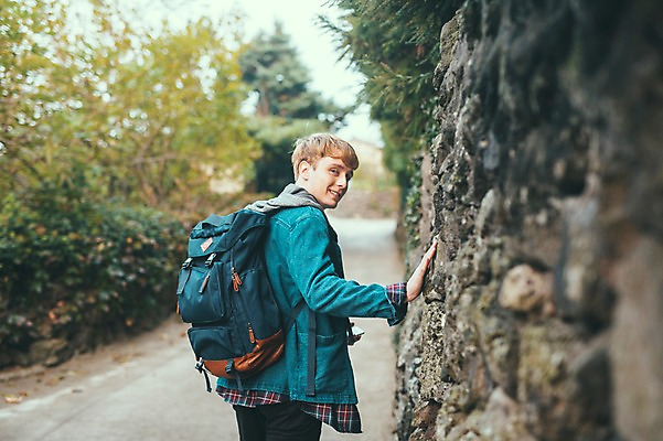 포토 JPG 주간 서양인 외국인 남자 맨라이프 여행 배낭 한명 상반신 20대 성인 야외 뒷모습 제주도 걷기 산책 뒤돌아보기 돌담길 성인남자한명만 국내포토 자연요소 1 라이프스타일 길 뷰포인트 가방 모션 휴식 한국 돌담 사람 인종 청년 남자한명만 성인남자만 파일형식