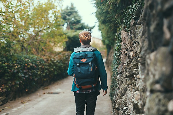 포토 JPG 주간 서양인 외국인 남자 맨라이프 여행 배낭 한명 상반신 20대 성인 야외 뒷모습 제주도 걷기 산책 돌담길 성인남자한명만 국내포토 자연요소 1 라이프스타일 길 뷰포인트 가방 모션 휴식 한국 돌담 사람 인종 청년 남자한명만 성인남자만 파일형식
