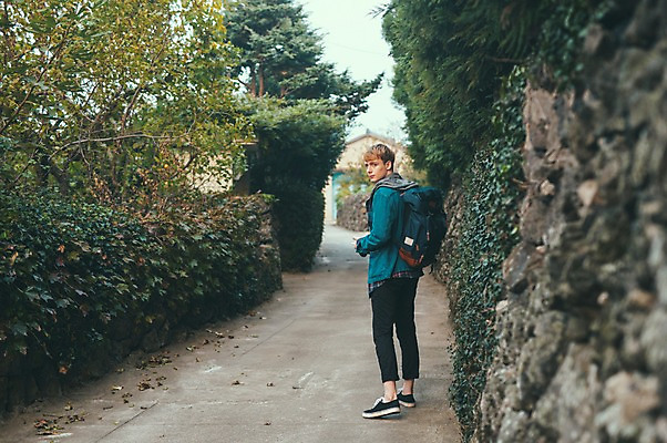 포토 JPG 주간 전신 서양인 외국인 남자 맨라이프 여행 배낭 한명 20대 성인 야외 뒷모습 제주도 걷기 산책 뒤돌아보기 돌담길 성인남자한명만 국내포토 자연요소 1 라이프스타일 길 뷰포인트 가방 모션 휴식 한국 돌담 사람 인종 청년 남자한명만 성인남자만 파일형식