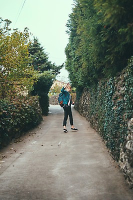 포토 JPG 주간 전신 서양인 외국인 남자 맨라이프 여행 배낭 한명 손짓 20대 성인 야외 뒷모습 제주도 걷기 산책 뒤돌아보기 손인사 돌담길 성인남자한명만 국내포토 자연요소 1 라이프스타일 길 뷰포인트 가방 모션 휴식 한국 돌담 사람 인종 청년 인사 남자한명만 성인남자만 파일형식