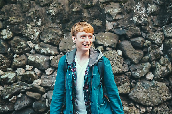 포토 JPG 주간 서양인 외국인 남자 맨라이프 여행 휴식 한명 서기 미소 상반신 20대 성인 야외 앞모습 제주도 돌담길 성인남자한명만 국내포토 자연요소 1 라이프스타일 길 뷰포인트 컨셉 모션 한국 돌담 표정 사람 인종 청년 남자한명만 성인남자만 파일형식