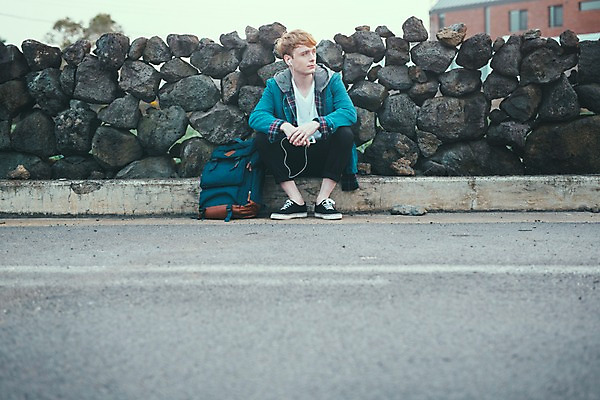 포토 JPG 주간 전신 서양인 외국인 남자 맨라이프 여행 배낭 휴식 한명 앉기 20대 성인 야외 앞모습 제주도 음악감상 돌담길 성인남자한명만 국내포토 자연요소 1 라이프스타일 길 뷰포인트 컨셉 가방 모션 한국 돌담 사람 인종 청년 감상 남자한명만 성인남자만 파일형식