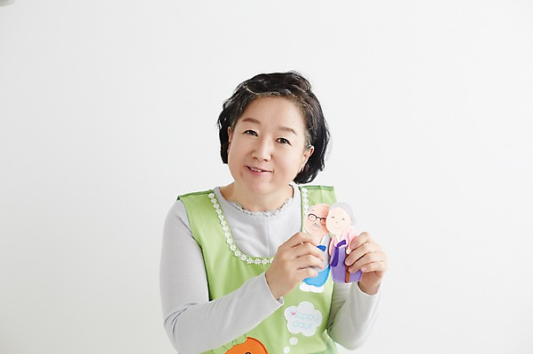 포토 JPG 스튜디오촬영 여자 노년 할머니 실내 한명 서기 미소 들기 상반신 앞모습 실버라이프 한국인 60대 즐거움 유치원선생님 종이인형 노인여자한명만 아이돌봄 돌보미 국내포토 직업 1 라이프스타일 감정 인형 뷰포인트 모션 표정 사람 동양인 성인 내부 교사 여자한명만 노인여자만 파일형식 돌봄서비스