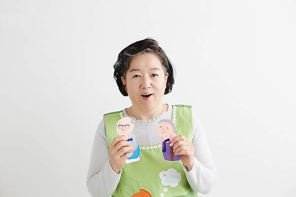 포토 JPG 스튜디오촬영 여자 노년 할머니 실내 한명 서기 미소 들기 상반신 앞모습 실버라이프 한국인 60대 즐거움 유치원선생님 종이인형 노인여자한명만 아이돌봄 돌보미 국내포토 직업 1 라이프스타일 감정 인형 뷰포인트 모션 표정 사람 동양인 성인 내부 교사 여자한명만 노인여자만 파일형식 돌봄서비스