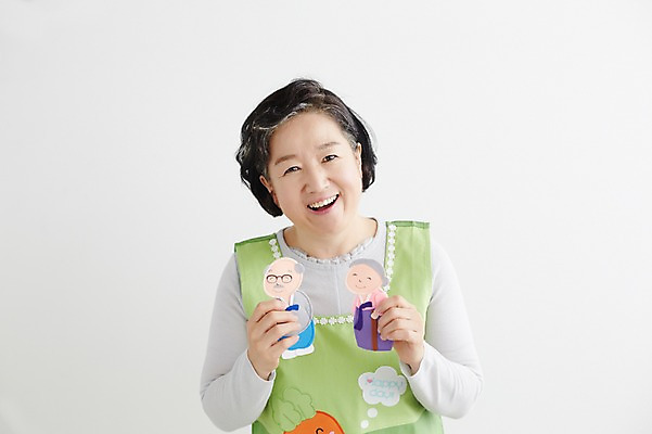 포토 JPG 스튜디오촬영 여자 노년 할머니 실내 한명 서기 미소 들기 상반신 앞모습 실버라이프 한국인 60대 즐거움 유치원선생님 종이인형 노인여자한명만 아이돌봄 돌보미 국내포토 직업 1 라이프스타일 감정 인형 뷰포인트 모션 표정 사람 동양인 성인 내부 교사 여자한명만 노인여자만 파일형식 돌봄서비스