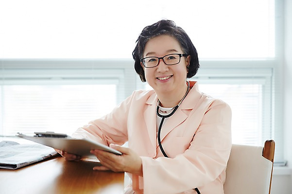 포토 JPG 스튜디오촬영 여자 노년 할머니 청진기 실내 한명 미소 앉기 상반신 앞모습 실버라이프 한국인 의사 60대 즐거움 서류판 노인여자한명만 국내포토 1 라이프스타일 감정 뷰포인트 의료기기 모션 표정 사람 동양인 성인 내부 사무용품 의료진 여자한명만 노인여자만 파일형식