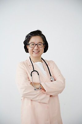 포토 JPG 스튜디오촬영 여자 노년 할머니 청진기 실내 한명 서기 미소 상반신 앞모습 실버라이프 팔짱 한국인 의사 60대 즐거움 노인여자한명만 국내포토 1 라이프스타일 감정 뷰포인트 의료기기 모션 표정 사람 동양인 성인 내부 의료진 여자한명만 노인여자만 파일형식