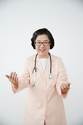 포토 JPG 스튜디오촬영 여자 노년 할머니 청진기 실내 한명 서기 미소 손짓 상반신 앞모습 실버라이프 한국인 의사 60대 노인여자한명만 국내포토 1 라이프스타일 뷰포인트 의료기기 모션 표정 사람 동양인 성인 내부 의료진 여자한명만 노인여자만 파일형식