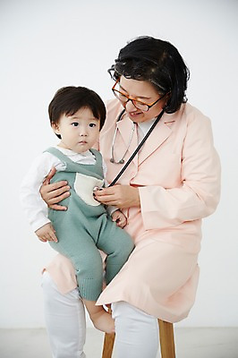 포토 JPG 스튜디오촬영 전신 여자 노년 남자 할머니 청진기 실내 앉기 상반신 두명 앞모습 실버라이프 다정 진료 한국인 의사 아기 60대 국내포토 라이프스타일 뷰포인트 컨셉 의학 의료기기 모션 사람 동양인 성인 내부 의료진 파일형식