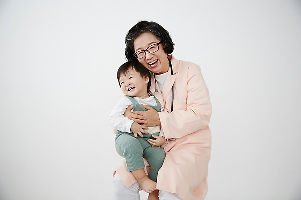 포토 JPG 스튜디오촬영 전신 여자 노년 남자 할머니 청진기 실내 미소 앉기 두명 앞모습 실버라이프 진료 한국인 의사 아기 보호 60대 복지 국내포토 라이프스타일 뷰포인트 컨셉 의학 의료기기 모션 표정 사람 동양인 성인 내부 의료진 사회이슈 파일형식