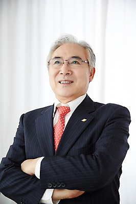 포토 JPG 스튜디오촬영 할아버지 노년 남자 실내 한명 서기 정장 상반신 앞모습 실버라이프 한국인 비즈니스맨 60대 실버취업 노인남자한명만 국내포토 1 라이프스타일 옷 뷰포인트 비즈니스 모션 사람 동양인 성인 내부 구직 직장인 남자한명만 노인남자만 파일형식