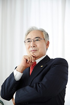 포토 JPG 스튜디오촬영 할아버지 노년 남자 생각 실내 한명 서기 정장 상반신 앞모습 실버라이프 한국인 비즈니스맨 60대 실버취업 노인남자한명만 국내포토 1 라이프스타일 옷 뷰포인트 비즈니스 모션 사람 동양인 성인 내부 구직 직장인 남자한명만 노인남자만 파일형식