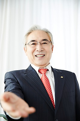 포토 JPG 스튜디오촬영 할아버지 노년 남자 실내 한명 서기 미소 정장 손짓 상반신 앞모습 실버라이프 한국인 비즈니스맨 60대 실버취업 노인남자한명만 국내포토 1 라이프스타일 옷 뷰포인트 비즈니스 모션 표정 사람 동양인 성인 내부 구직 직장인 남자한명만 노인남자만 파일형식