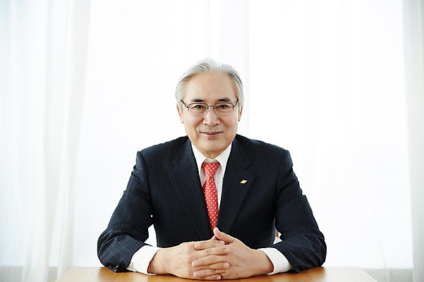 포토 JPG 스튜디오촬영 할아버지 노년 실내 한명 앉기 정장 상반신 앞모습 실버라이프 한국인 비즈니스맨 60대 책상 실버취업 노인남자한명만 국내포토 1 라이프스타일 옷 남자 뷰포인트 가구 비즈니스 모션 사람 동양인 성인 내부 구직 직장인 남자한명만 노인남자만 파일형식