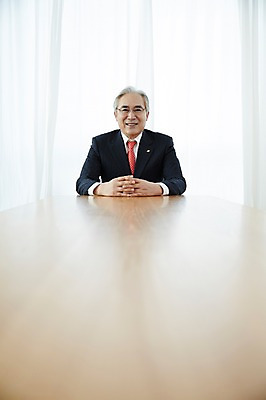 포토 JPG 스튜디오촬영 할아버지 노년 실내 한명 앉기 정장 상반신 앞모습 실버라이프 한국인 비즈니스맨 60대 책상 실버취업 노인남자한명만 국내포토 1 라이프스타일 옷 남자 뷰포인트 가구 비즈니스 모션 사람 동양인 성인 내부 구직 직장인 남자한명만 노인남자만 파일형식