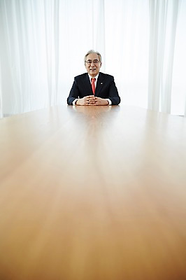 포토 JPG 스튜디오촬영 할아버지 노년 실내 한명 앉기 정장 상반신 앞모습 실버라이프 한국인 비즈니스맨 60대 책상 실버취업 노인남자한명만 국내포토 1 라이프스타일 옷 남자 뷰포인트 가구 비즈니스 모션 사람 동양인 성인 내부 구직 직장인 남자한명만 노인남자만 파일형식