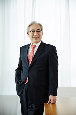 포토 JPG 스튜디오촬영 할아버지 노년 실내 한명 서기 미소 정장 상반신 앞모습 실버라이프 한국인 비즈니스맨 60대 실버취업 노인남자한명만 국내포토 1 라이프스타일 옷 남자 뷰포인트 비즈니스 모션 표정 사람 동양인 성인 내부 구직 직장인 남자한명만 노인남자만 파일형식