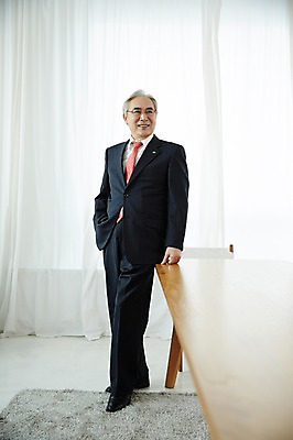 포토 JPG 스튜디오촬영 전신 할아버지 노년 실내 한명 서기 정장 앞모습 실버라이프 한국인 비즈니스맨 60대 책상 실버취업 노인남자한명만 국내포토 1 라이프스타일 옷 남자 뷰포인트 가구 비즈니스 모션 사람 동양인 성인 내부 구직 직장인 남자한명만 노인남자만 파일형식