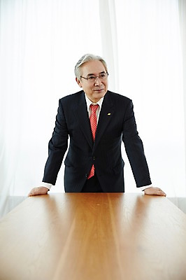 포토 JPG 스튜디오촬영 할아버지 노년 실내 한명 서기 정장 상반신 앞모습 실버라이프 한국인 비즈니스맨 60대 책상 실버취업 노인남자한명만 국내포토 1 라이프스타일 옷 남자 뷰포인트 가구 비즈니스 모션 사람 동양인 성인 내부 구직 직장인 남자한명만 노인남자만 파일형식