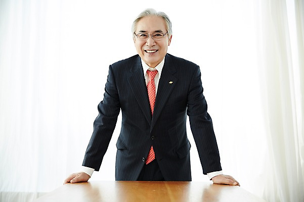 포토 JPG 스튜디오촬영 할아버지 노년 실내 한명 서기 미소 정장 상반신 앞모습 실버라이프 한국인 비즈니스맨 60대 책상 실버취업 노인남자한명만 국내포토 1 라이프스타일 옷 남자 뷰포인트 가구 비즈니스 모션 표정 사람 동양인 성인 내부 구직 직장인 남자한명만 노인남자만 파일형식