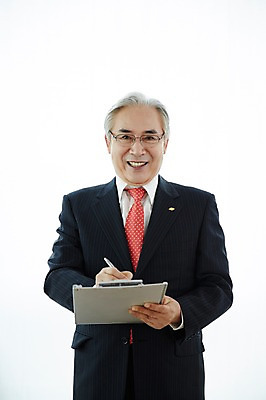 포토 JPG 스튜디오촬영 할아버지 노년 실내 한명 서기 들기 정장 상반신 앞모습 실버라이프 한국인 비즈니스맨 60대 결재판 실버취업 노인남자한명만 국내포토 1 라이프스타일 옷 남자 뷰포인트 비즈니스 모션 사람 동양인 성인 내부 구직 직장인 결재 남자한명만 노인남자만 파일형식