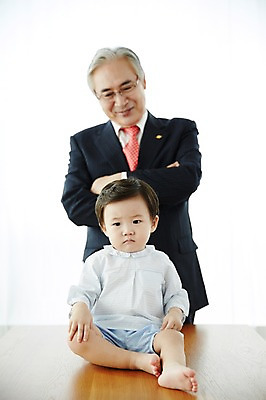 포토 JPG 스튜디오촬영 전신 할아버지 노년 남자 실내 서기 앉기 상반신 두명 앞모습 실버라이프 한국인 육아 아기 비즈니스맨 60대 책상 실버취업 육아라이프 남자만 국내포토 라이프스타일 뷰포인트 가구 비즈니스 모션 사람 동양인 성인 내부 구직 직장인 파일형식