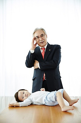 포토 JPG 스튜디오촬영 전신 할아버지 노년 남자 실내 서기 상반신 두명 앞모습 옆모습 실버라이프 눕기 한국인 육아 아기 비즈니스맨 60대 책상 고민 육아라이프 남자만 국내포토 라이프스타일 감정 뷰포인트 가구 비즈니스 모션 사람 동양인 성인 내부 직장인 파일형식