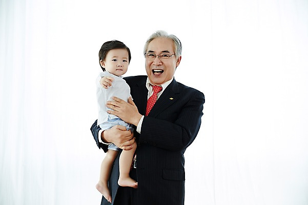 포토 JPG 스튜디오촬영 전신 할아버지 노년 남자 안기 실내 서기 미소 상반신 두명 앞모습 실버라이프 한국인 육아 아기 비즈니스맨 60대 책상 실버취업 육아라이프 남자만 국내포토 라이프스타일 뷰포인트 가구 비즈니스 모션 표정 사람 동양인 성인 내부 구직 직장인 파일형식