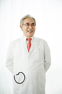 포토 JPG 스튜디오촬영 할아버지 노년 남자 실내 한명 서기 미소 상반신 앞모습 실버라이프 한국인 의사 60대 즐거움 노인남자한명만 국내포토 1 라이프스타일 감정 뷰포인트 모션 표정 사람 동양인 성인 내부 의료진 남자한명만 노인남자만 파일형식