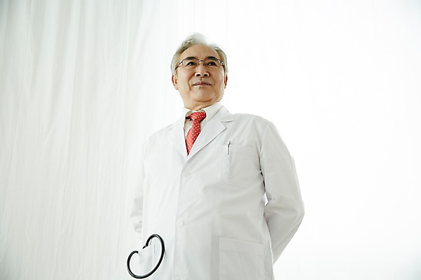포토 JPG 스튜디오촬영 할아버지 노년 남자 실내 한명 서기 상반신 앞모습 실버라이프 한국인 의사 60대 자부심 노인남자한명만 국내포토 1 라이프스타일 뷰포인트 모션 사람 동양인 성인 내부 의료진 남자한명만 노인남자만 파일형식