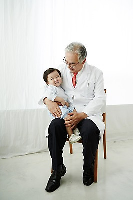 포토 JPG 스튜디오촬영 전신 할아버지 노년 남자 안기 실내 미소 앉기 두명 앞모습 실버라이프 진료 한국인 의사 아기 보호 60대 복지 남자만 국내포토 라이프스타일 뷰포인트 컨셉 의학 모션 표정 사람 동양인 성인 내부 의료진 사회이슈 파일형식