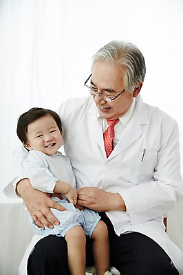 포토 JPG 스튜디오촬영 할아버지 노년 남자 실내 미소 앉기 상반신 두명 앞모습 실버라이프 진료 한국인 의사 아기 보호 60대 복지 남자만 국내포토 라이프스타일 뷰포인트 컨셉 의학 모션 표정 사람 동양인 성인 내부 의료진 사회이슈 파일형식