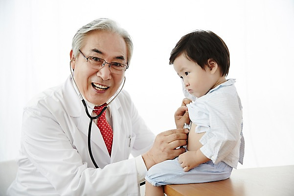 포토 JPG 스튜디오촬영 할아버지 노년 남자 청진기 실내 앉기 상반신 두명 옆모습 실버라이프 진료 한국인 환자 의사 아기 보호 60대 복지 책상 남자만 국내포토 라이프스타일 뷰포인트 가구 컨셉 의학 의료기기 모션 사람 동양인 성인 내부 의료진 사회이슈 파일형식