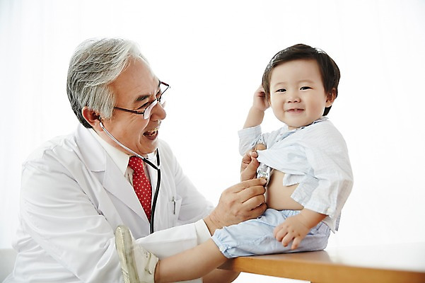 포토 JPG 스튜디오촬영 할아버지 노년 남자 실내 미소 앉기 상반신 두명 앞모습 옆모습 실버라이프 진료 한국인 환자 의사 아기 보호 60대 복지 남자만 국내포토 라이프스타일 뷰포인트 컨셉 의학 모션 표정 사람 동양인 성인 내부 의료진 사회이슈 파일형식