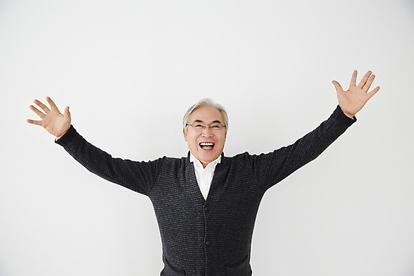 포토 JPG 스튜디오촬영 할아버지 노년 남자 팔벌리기 실내 한명 서기 상반신 앞모습 실버라이프 놀람 기쁨 한국인 60대 노인남자한명만 국내포토 1 라이프스타일 감정 뷰포인트 모션 표정 사람 동양인 성인 내부 남자한명만 노인남자만 파일형식