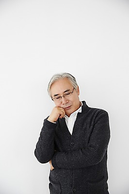 포토 JPG 스튜디오촬영 할아버지 노년 남자 실내 한명 서기 상반신 앞모습 실버라이프 한국인 60대 고민 노인남자한명만 국내포토 1 라이프스타일 감정 뷰포인트 모션 사람 동양인 성인 내부 남자한명만 노인남자만 파일형식