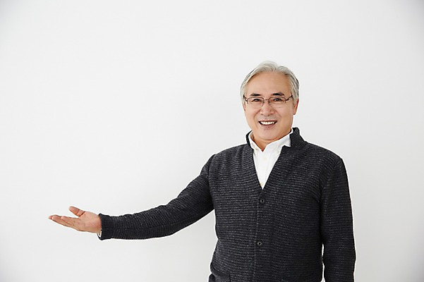 포토 JPG 스튜디오촬영 할아버지 노년 남자 휴식 안내 실내 한명 서기 미소 상반신 앞모습 실버라이프 한국인 60대 노인남자한명만 국내포토 1 라이프스타일 뷰포인트 컨셉 모션 표정 사람 동양인 성인 내부 남자한명만 노인남자만 파일형식