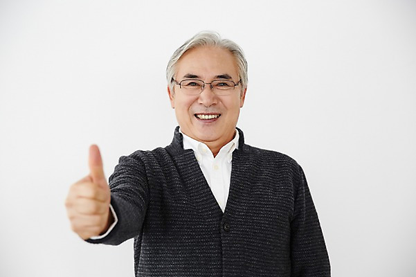 포토 JPG 스튜디오촬영 할아버지 노년 남자 휴식 실내 한명 서기 미소 상반신 앞모습 실버라이프 한국인 최고 60대 노인남자한명만 국내포토 1 라이프스타일 뷰포인트 컨셉 모션 표정 사람 동양인 성인 내부 남자한명만 노인남자만 파일형식