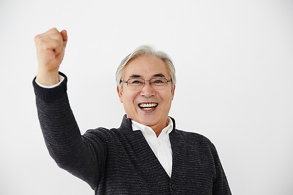포토 JPG 스튜디오촬영 할아버지 노년 남자 실내 한명 서기 미소 상반신 앞모습 실버라이프 파이팅 주먹 한국인 60대 즐거움 노인남자한명만 국내포토 1 라이프스타일 감정 뷰포인트 모션 표정 사람 동양인 성인 내부 남자한명만 노인남자만 파일형식