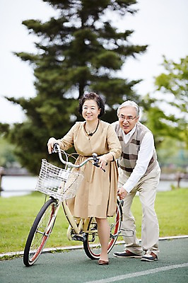 포토 JPG 주간 전신 공원 여자 할아버지 노년 남자 할머니 미소 야외 두명 앞모습 실버라이프 달리기 자전거 노부부 다정 한국인 밀기 60대 승차 노인만 국내포토 자연요소 라이프스타일 부부 공공시설 뷰포인트 컨셉 모션 표정 사람 동양인 성인 바이크 성인만 파일형식