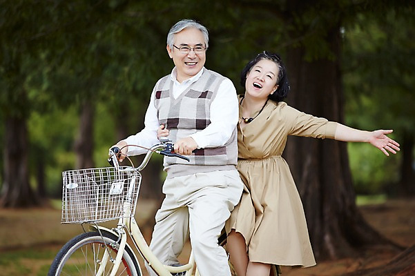 포토 JPG 주간 공원 여자 할아버지 노년 남자 할머니 팔벌리기 미소 상반신 야외 두명 앞모습 실버라이프 자전거 노부부 다정 한국인 60대 승차 즐거움 노인만 국내포토 자연요소 라이프스타일 부부 공공시설 감정 뷰포인트 컨셉 모션 표정 사람 동양인 성인 바이크 성인만 파일형식
