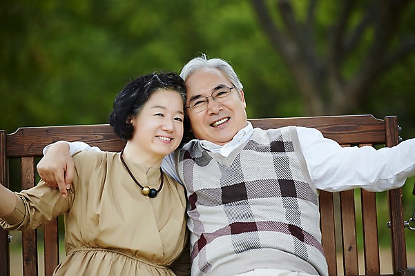 포토 JPG 주간 공원 여자 할아버지 노년 남자 할머니 어깨동무 미소 앉기 상반신 야외 두명 앞모습 실버라이프 노부부 다정 한국인 60대 그네의자 노인만 국내포토 자연요소 라이프스타일 부부 공공시설 뷰포인트 포즈 컨셉 의자 모션 표정 사람 동양인 성인 성인만 파일형식