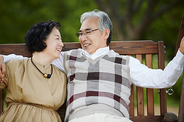 포토 JPG 주간 공원 여자 할아버지 노년 남자 할머니 어깨동무 미소 앉기 상반신 야외 두명 앞모습 실버라이프 노부부 다정 한국인 60대 그네의자 노인만 국내포토 자연요소 라이프스타일 부부 공공시설 뷰포인트 포즈 컨셉 의자 모션 표정 사람 동양인 성인 성인만 파일형식