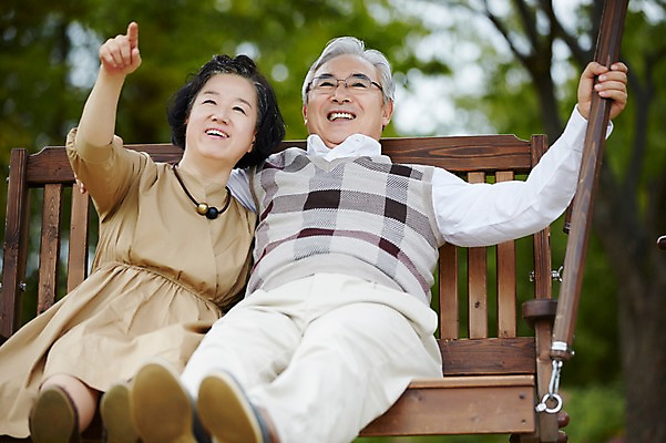 포토 JPG 주간 전신 공원 여자 할아버지 노년 남자 할머니 미소 앉기 야외 두명 앞모습 실버라이프 노부부 다정 한국인 가리킴 60대 그네의자 노인만 국내포토 자연요소 라이프스타일 부부 공공시설 뷰포인트 컨셉 의자 모션 표정 사람 동양인 손짓 성인 성인만 파일형식