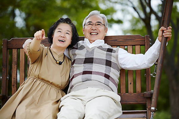 포토 JPG 주간 공원 여자 할아버지 노년 남자 할머니 미소 앉기 상반신 야외 두명 앞모습 실버라이프 노부부 다정 한국인 가리킴 60대 그네의자 노인만 국내포토 자연요소 라이프스타일 부부 공공시설 뷰포인트 컨셉 의자 모션 표정 사람 동양인 손짓 성인 성인만 파일형식