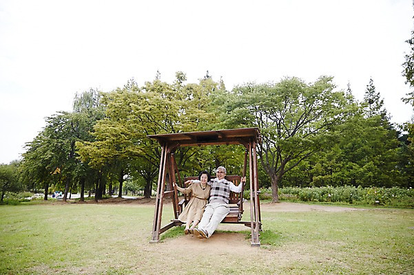 포토 JPG 주간 전신 나무 공원 여자 할아버지 노년 남자 할머니 미소 앉기 야외 두명 앞모습 실버라이프 노부부 다정 한국인 60대 그네의자 노인만 국내포토 자연요소 식물 라이프스타일 부부 공공시설 뷰포인트 컨셉 의자 모션 표정 사람 동양인 성인 성인만 파일형식