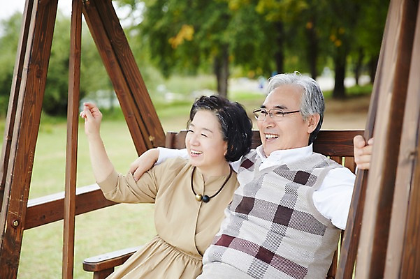 포토 JPG 주간 공원 여자 할아버지 노년 남자 할머니 미소 앉기 상반신 야외 두명 앞모습 실버라이프 노부부 다정 한국인 60대 그네의자 노인만 국내포토 자연요소 라이프스타일 부부 공공시설 뷰포인트 컨셉 의자 모션 표정 사람 동양인 성인 성인만 파일형식