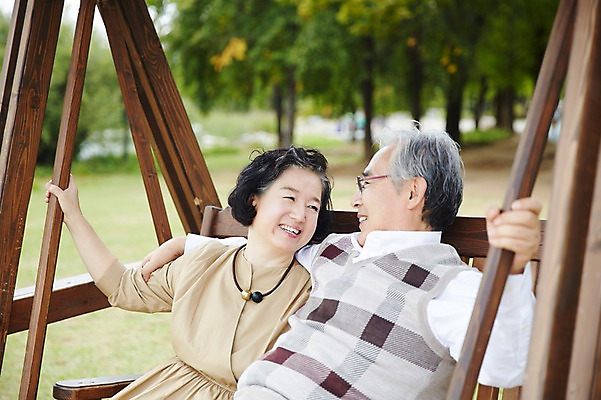 포토 JPG 주간 공원 여자 할아버지 노년 남자 할머니 미소 앉기 상반신 야외 두명 앞모습 실버라이프 노부부 다정 한국인 60대 그네의자 노인만 국내포토 자연요소 라이프스타일 부부 공공시설 뷰포인트 컨셉 의자 모션 표정 사람 동양인 성인 성인만 파일형식